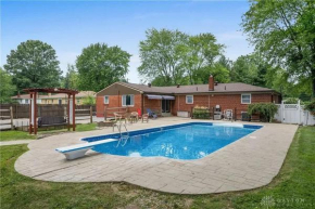 Just like home w Pool & Pool table